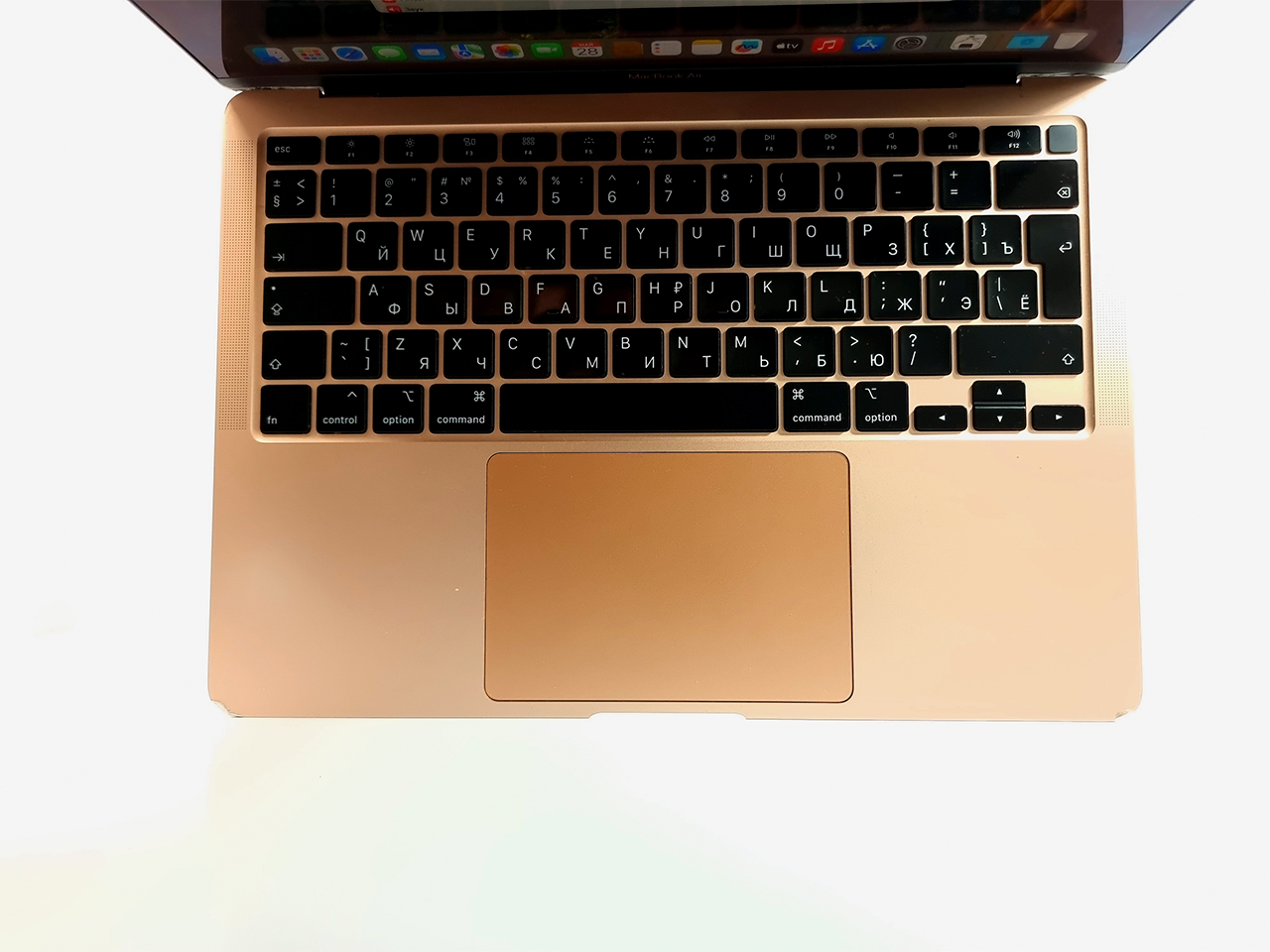 MacBook Air 13" Gold MWTL2RU/A (Mid 2020) Dual Core i3 1,1 GHz/8Gb/256Gb SSD/Touch ID  (без коробки / 52 цикла / полосы на дисплее) - Б/У