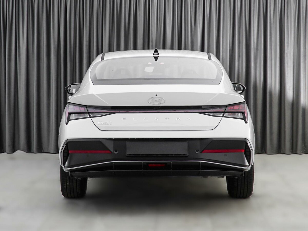 Hyunday Elantra White 2024 черный салон