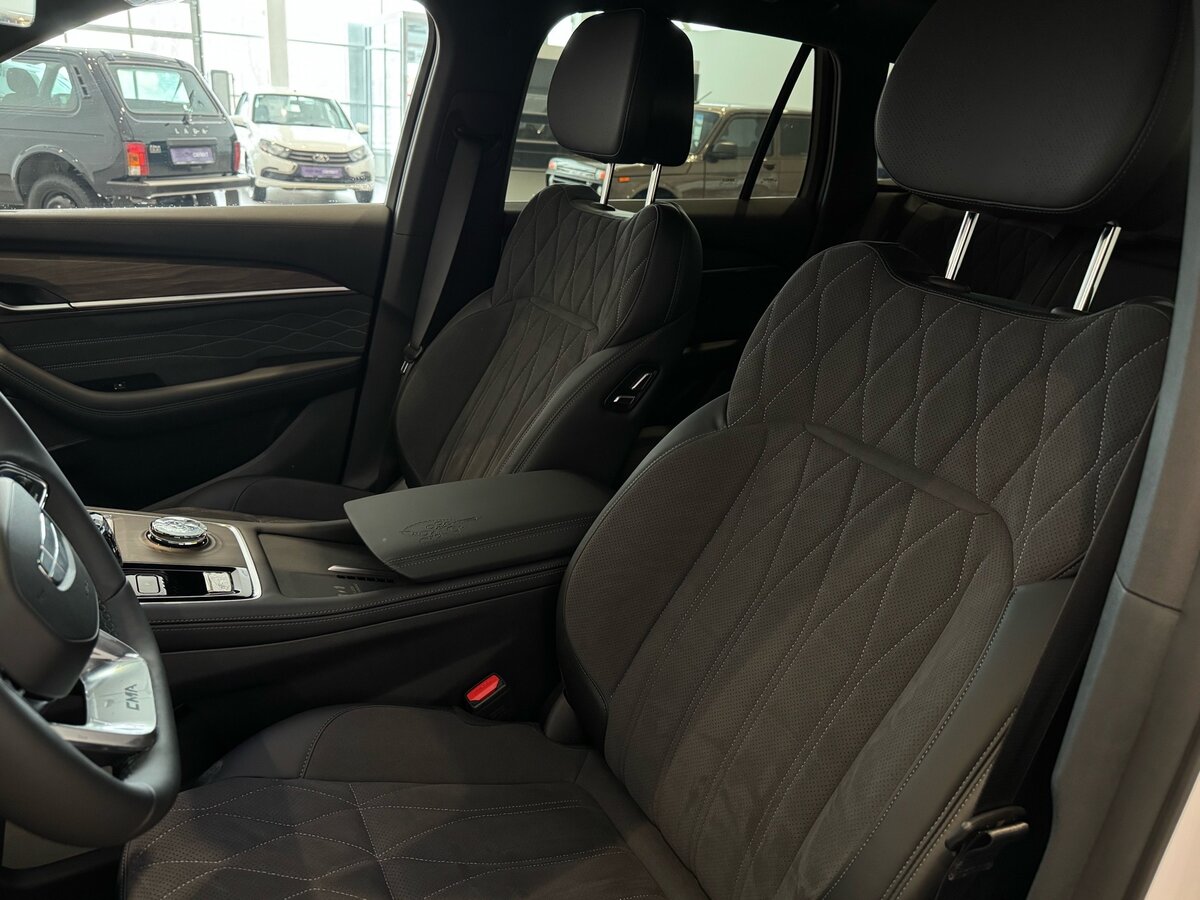 Geely Monjaro белый 2025 черный салон