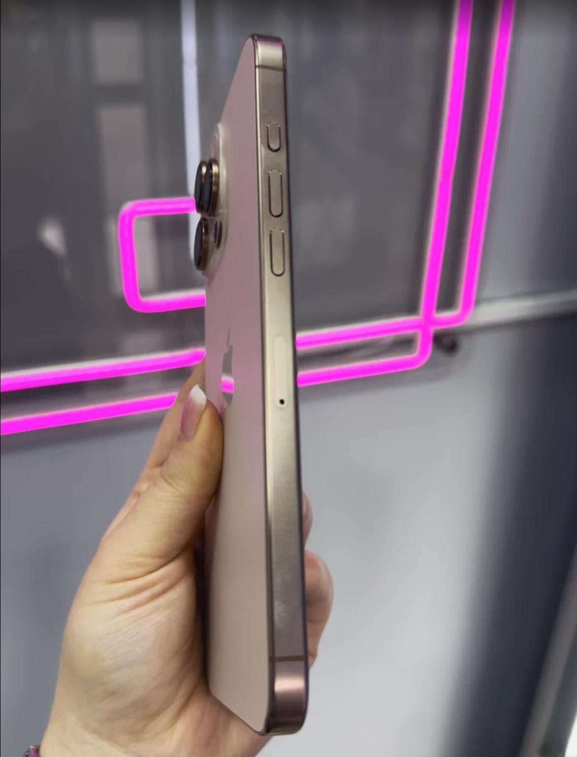 iPhone 16 Pro Max 512Gb Desert Titanium (1 sim + eSIM / 97%) - Б/У . . .