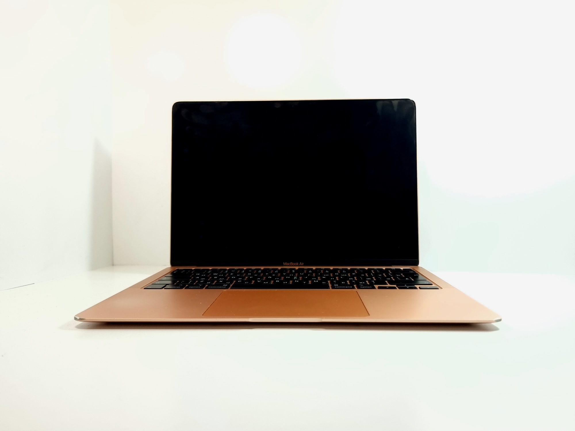 MacBook Air 13" Gold MWTL2RU/A (Mid 2020) Dual Core i3 1,1 GHz/8Gb/256Gb SSD/Touch ID  (без коробки / 52 цикла / полосы на дисплее) - Б/У