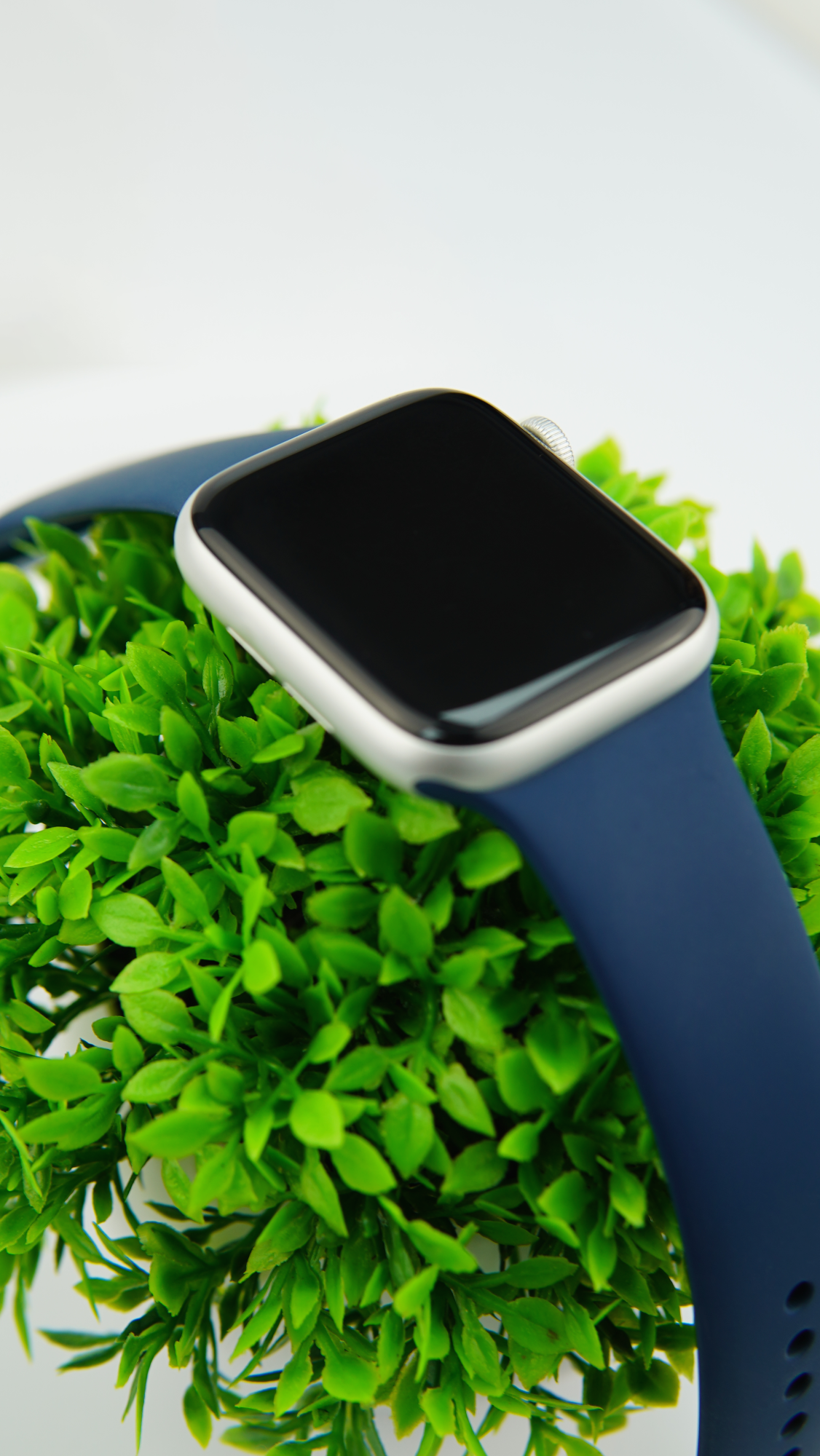 Apple Watch SE, 44 мм, корпус из алюминия серебристого цвета, спортивный браслет синего цвета (MKQ43) - Б/У