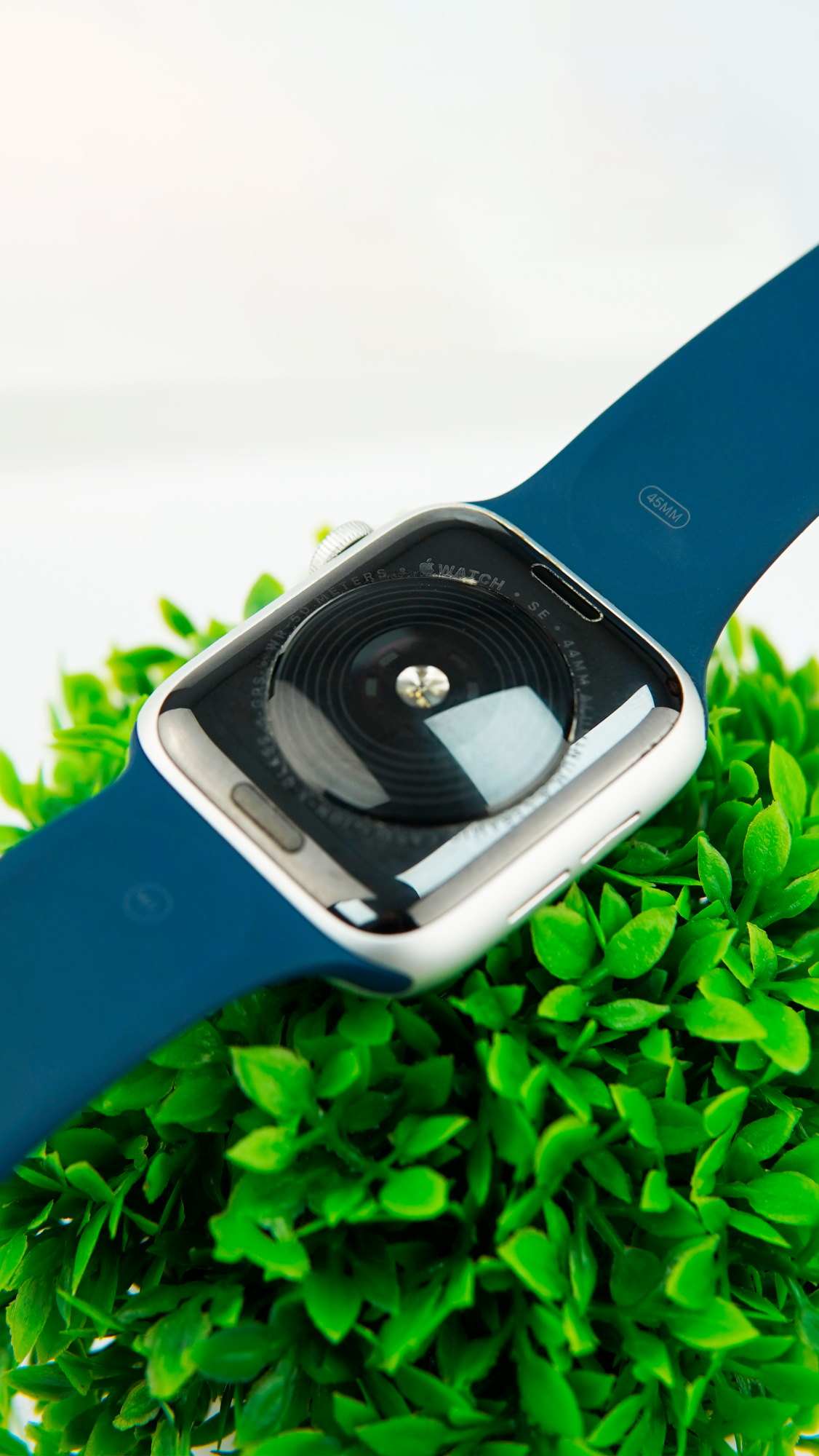 Apple Watch SE, 44 мм, корпус из алюминия серебристого цвета, спортивный браслет синего цвета (MKQ43) - Б/У