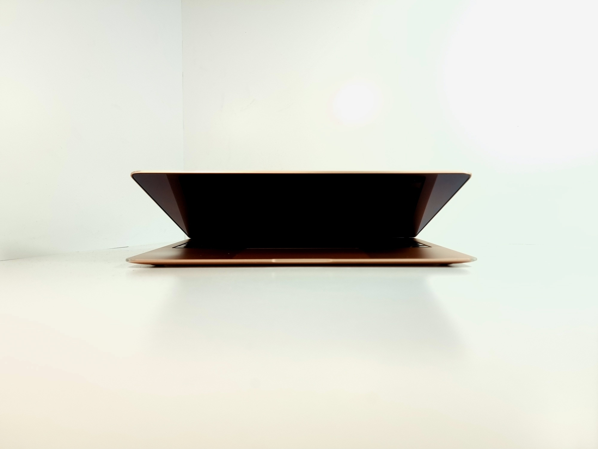 MacBook Air 13" Gold MWTL2RU/A (Mid 2020) Dual Core i3 1,1 GHz/8Gb/256Gb SSD/Touch ID  (без коробки / 52 цикла / полосы на дисплее) - Б/У