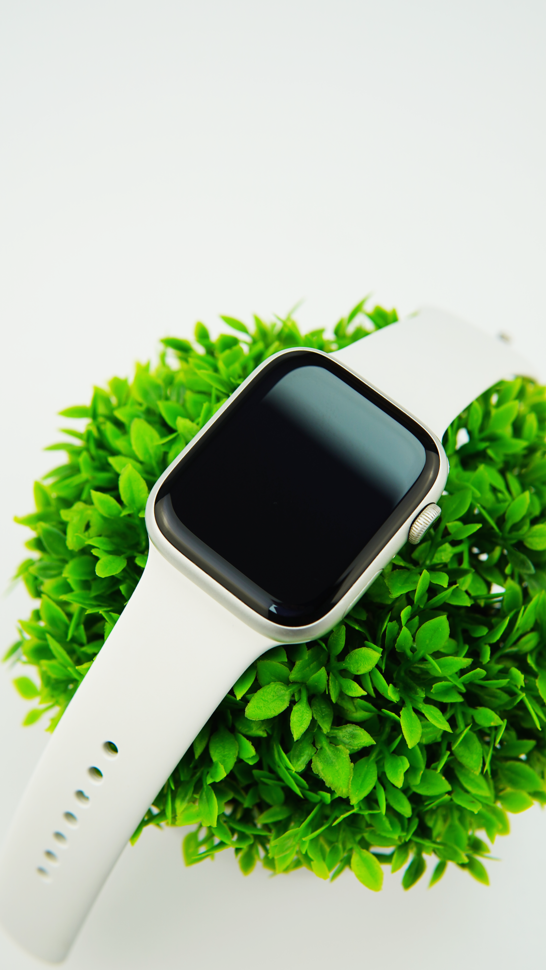 Apple Watch Series 8, 41 мм, корпус из алюминия серебристого цвета, спортивный ремешок белого цвета M/L (MP6M3) - Б/У