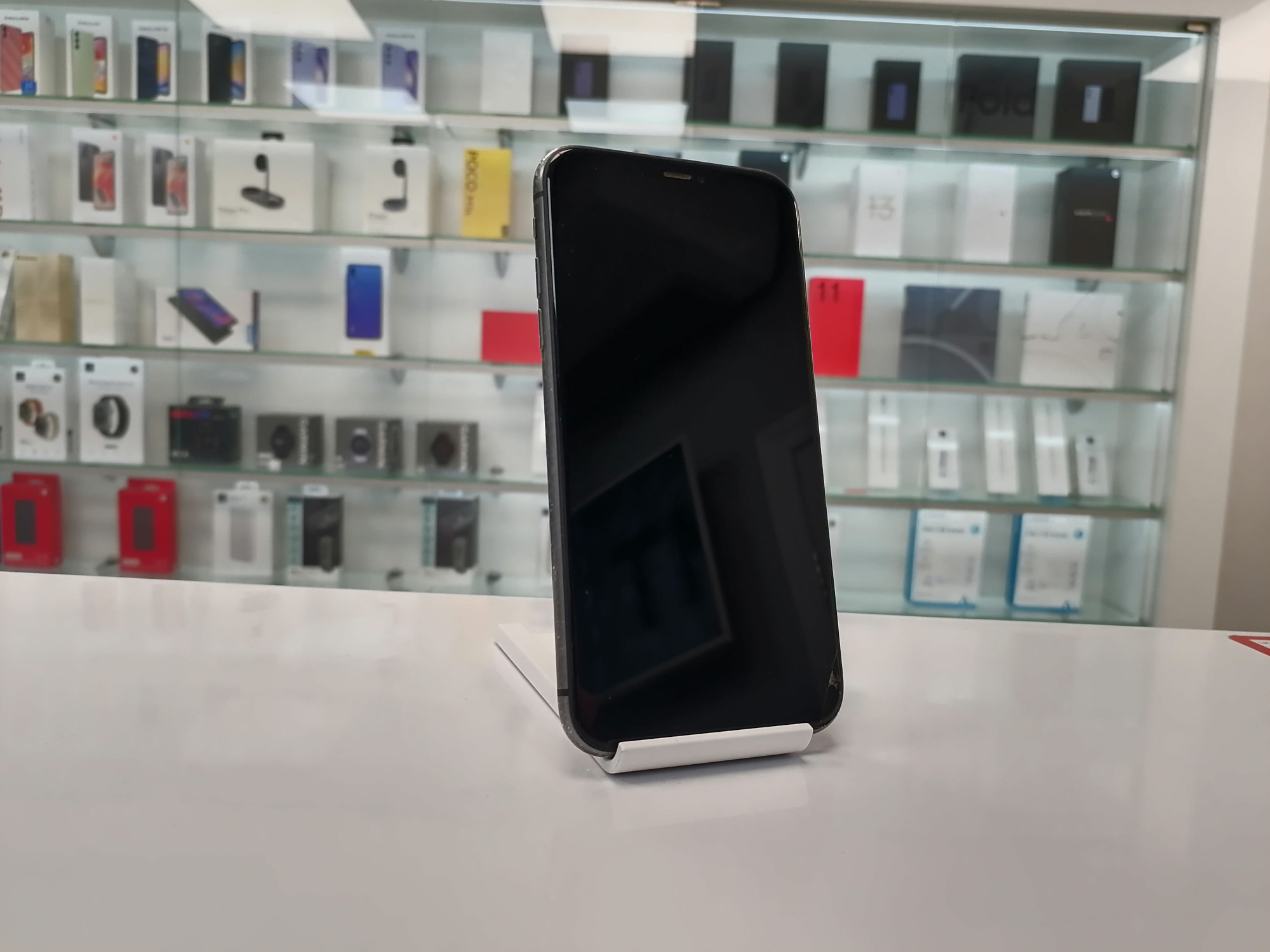 iPhone 11 128Gb Black (70%) RU - Б/У . . (трещина в нижней части экрана)